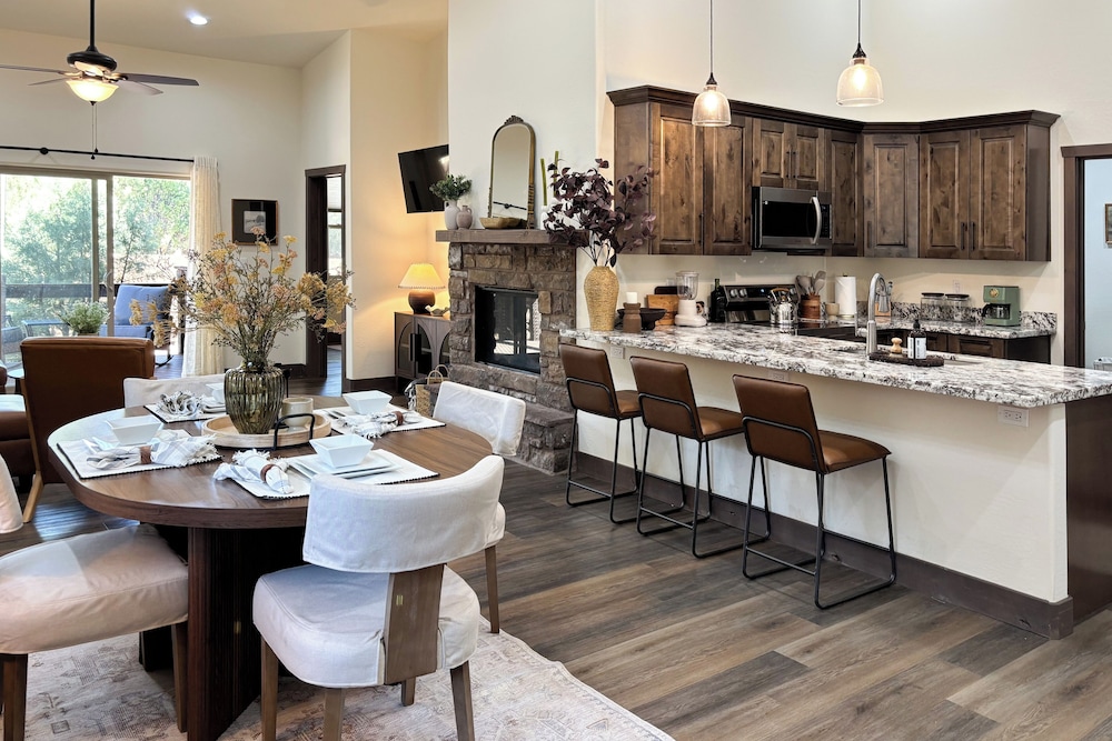 3 Mi to Fool Hollow Lake: Show Low Townhome — 4-Star Luxury Hotel in Show Low, United States
