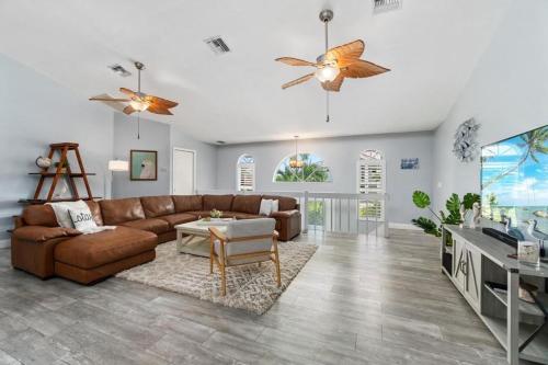 Bayside Retreat 4 Bedroom 3 Bath Beach House Heated Pool Spa Boat Dock — 4-Star Luxury Hotel in Bonita Springs, United States
