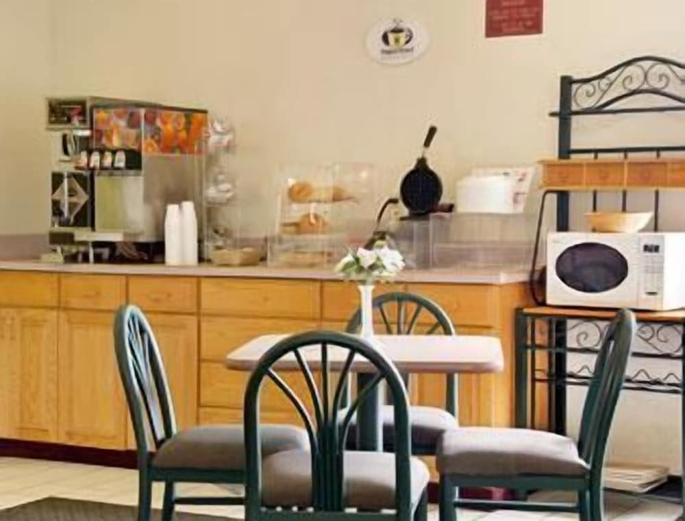 Super 8 by Wyndham Beresford - photo 29