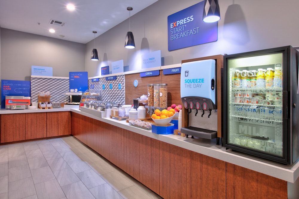 Holiday Inn Express & Suites North Dallas at Preston by IHG - photo 34