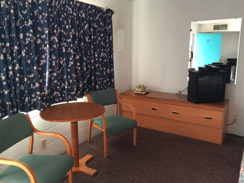 Desert Skies Motel - photo 9