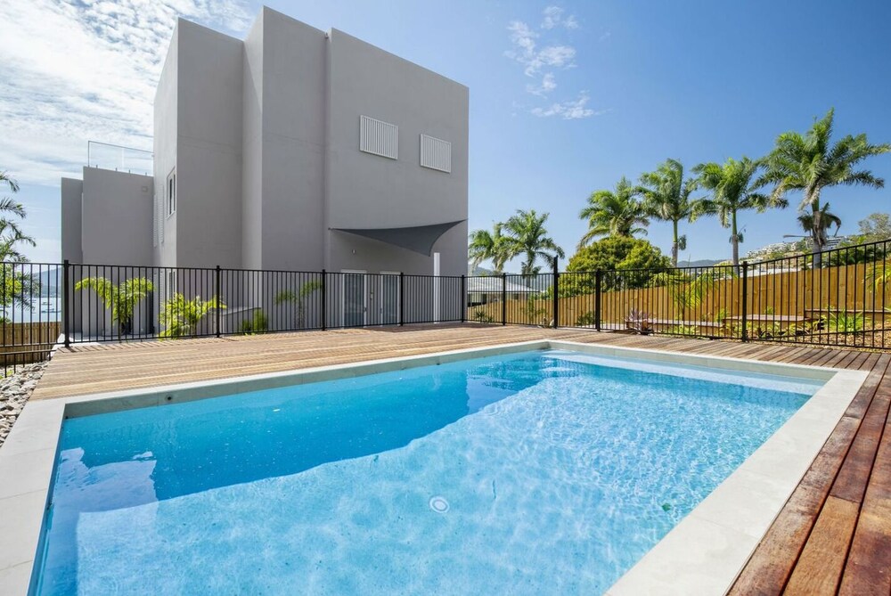 Splendeur Sur La Mer Two Bedroom — 4-Star Luxury Hotel in Cannonvale, Australia