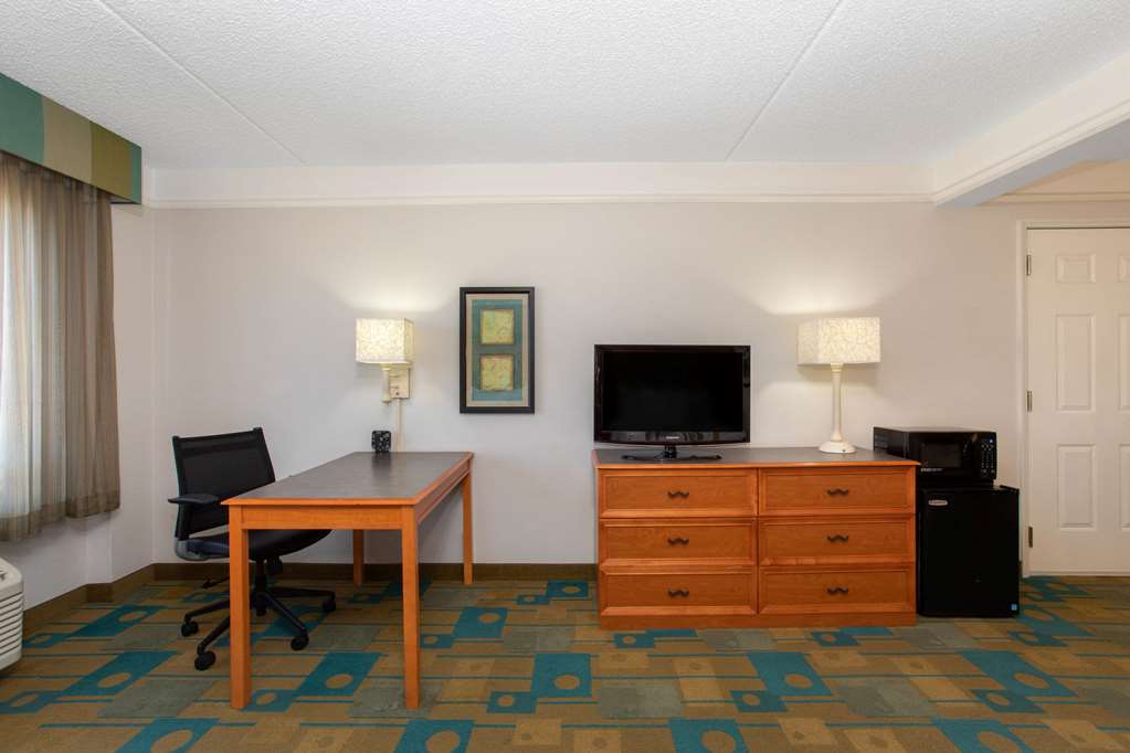 La Quinta Inn & Suites by Wyndham Denver Southwest Lakewood - photo 17