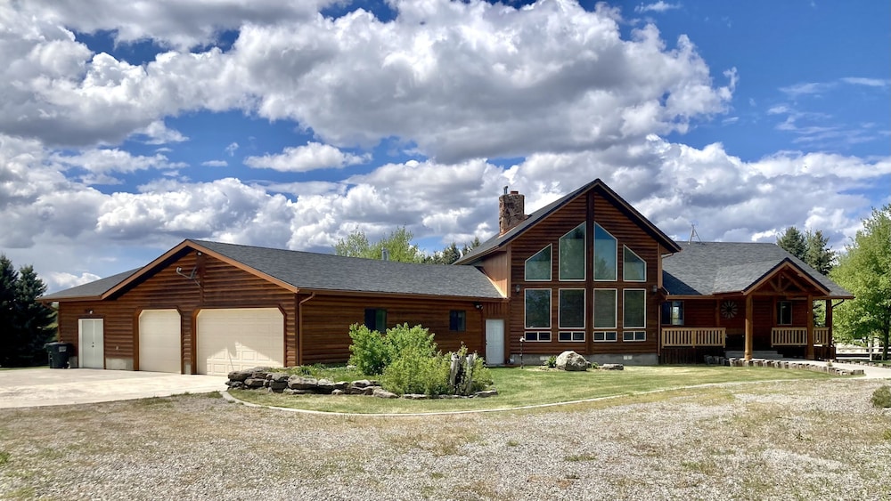 Chester Currents By Kabino Riverfront On Henrys Fork Air Conditioning Boat Launch Foosball Pool Table Huge Yard Garage Wifi 17939589 — Saint Anthony