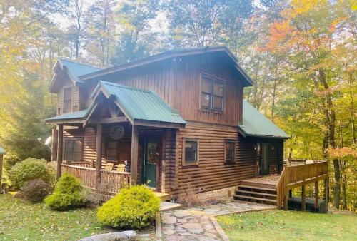 Knotty Dog Lodge Hot Tub Fire Pit Pet Friendly — 4-Star Luxury Hotel in Oakland, United States