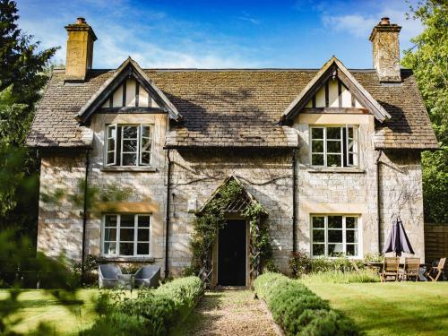 Sudeley Castle Guest Cottage — 4-Star Luxury Hotel in Winchcombe, United Kingdom