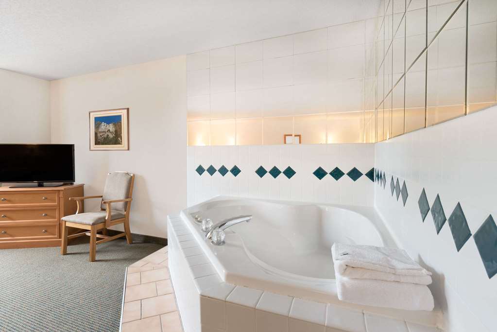 Baymont by Wyndham Hot Springs - photo 12