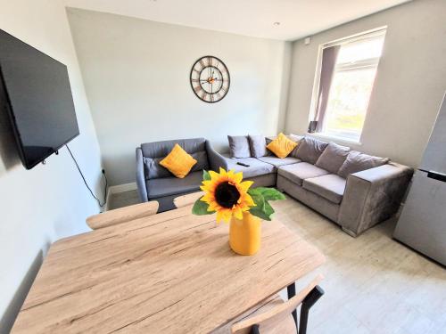 Central Reading Modern 3BR flat Walk to station and high street