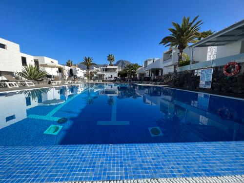 Apartamentos Bungamerica 273 Costa Adeje — 4-Star Luxury Hotel in Playa De Las Americas, Spain