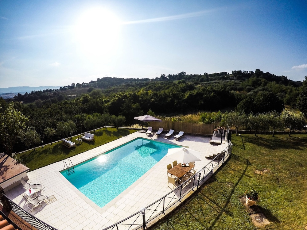 Villa Il Cipresso — 4-Star Luxury Hotel in Terranuova Bracciolini, Italy