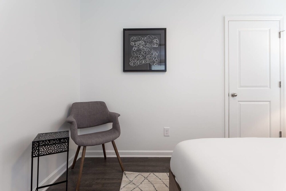 10 BRs Comprised of 2 5BR Suites by Domio - photo 8