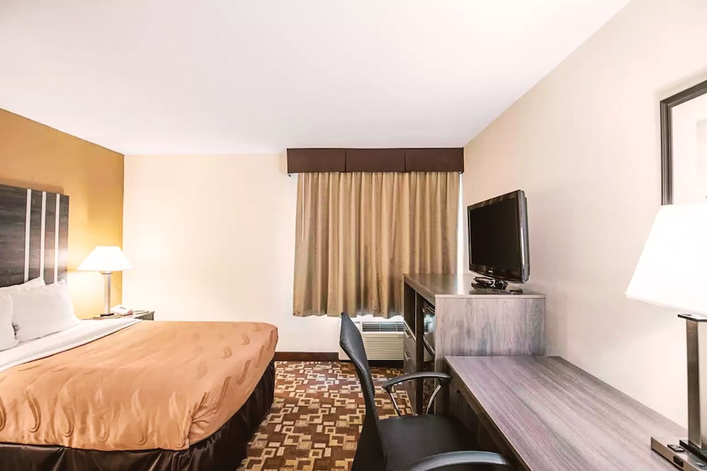 Norwood Inn & Suites Milwaukee - photo 12