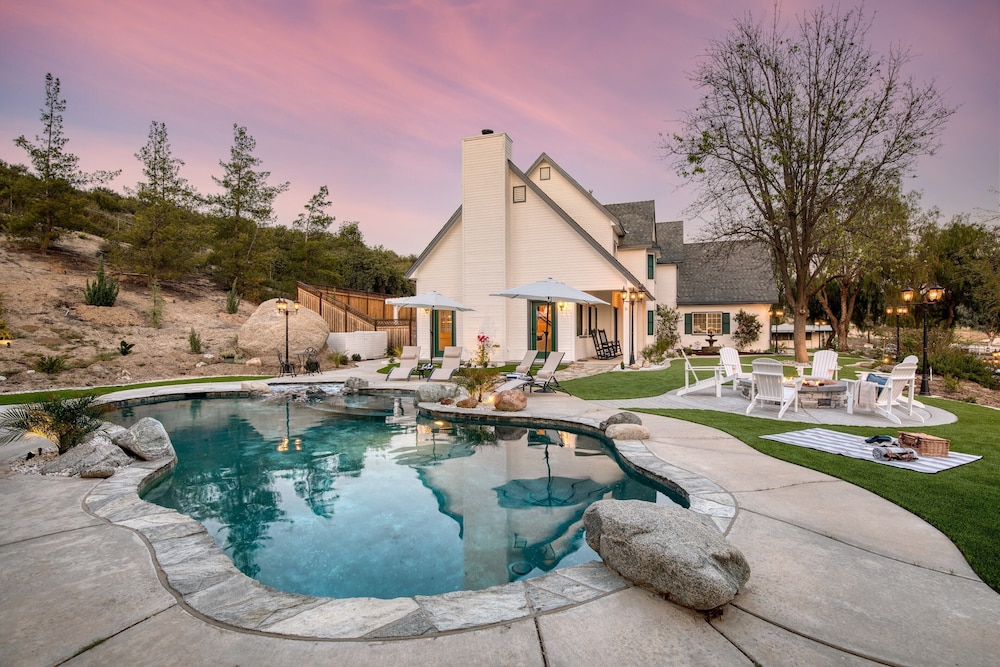 The Riesling Retreat by Avantstay Estate w Pool Hottub Putting Green & Pickle Ball Court in Temecula, United States