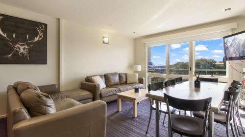 Razorback 5 - carbon neutral hotel in Hotham Heights