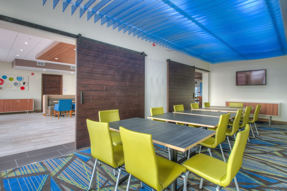 Holiday Inn Express & Suites Remington by IHG - photo 16
