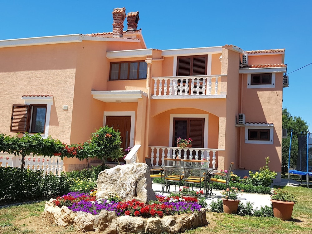 Apartment in Vrsi near the Sea — 4-Star Luxury Hotel in Vrsi, Croatia