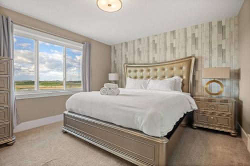 Large Detached Near Anthony Henday in Albany with 2 Living Rooms Netflix Office Space AC Perfect for Families Sleeps 13 in Edmonton, Canada