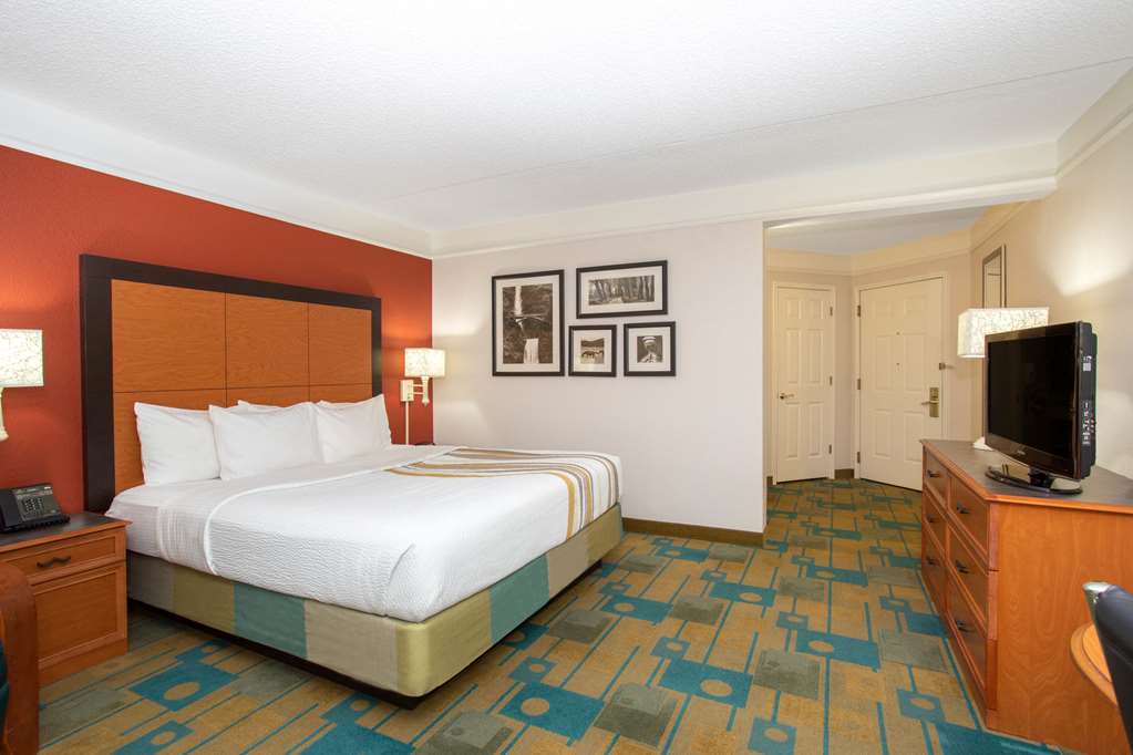 La Quinta Inn & Suites by Wyndham Denver Southwest Lakewood - photo 11
