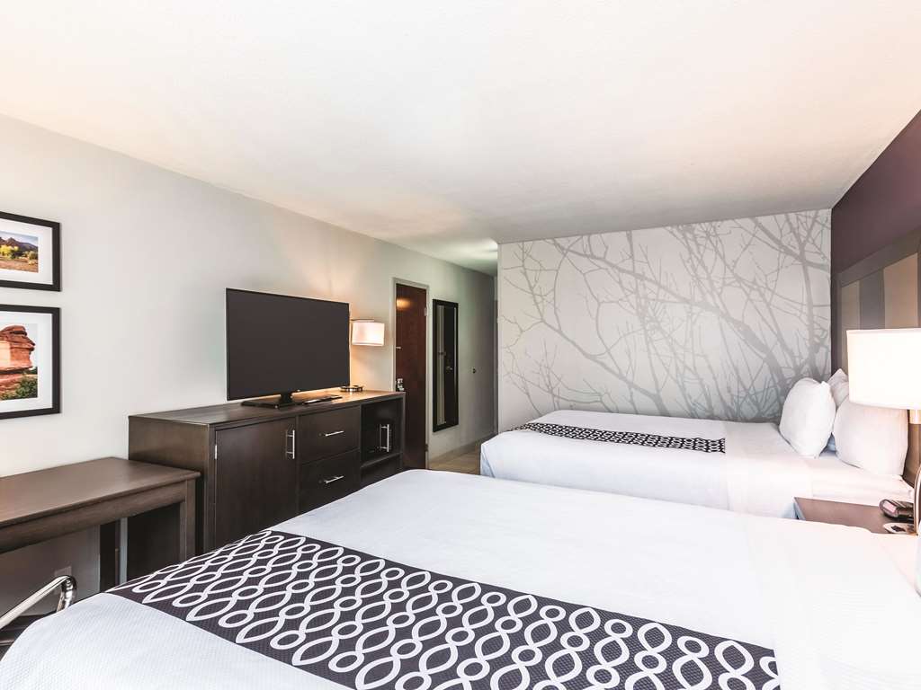 La Quinta Inn & Suites by Wyndham Colorado Springs North - photo 20
