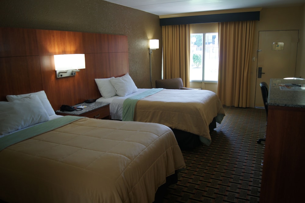 Days Inn by Wyndham Durham Near Duke University - photo 25