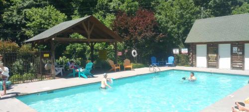 Beautiful 2 Bed Cabin with Hot Tub and Resort Pool in Sevierville, United States