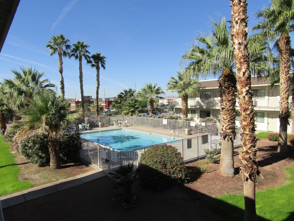 Econo Lodge Inn & Suites Yuma - photo 8