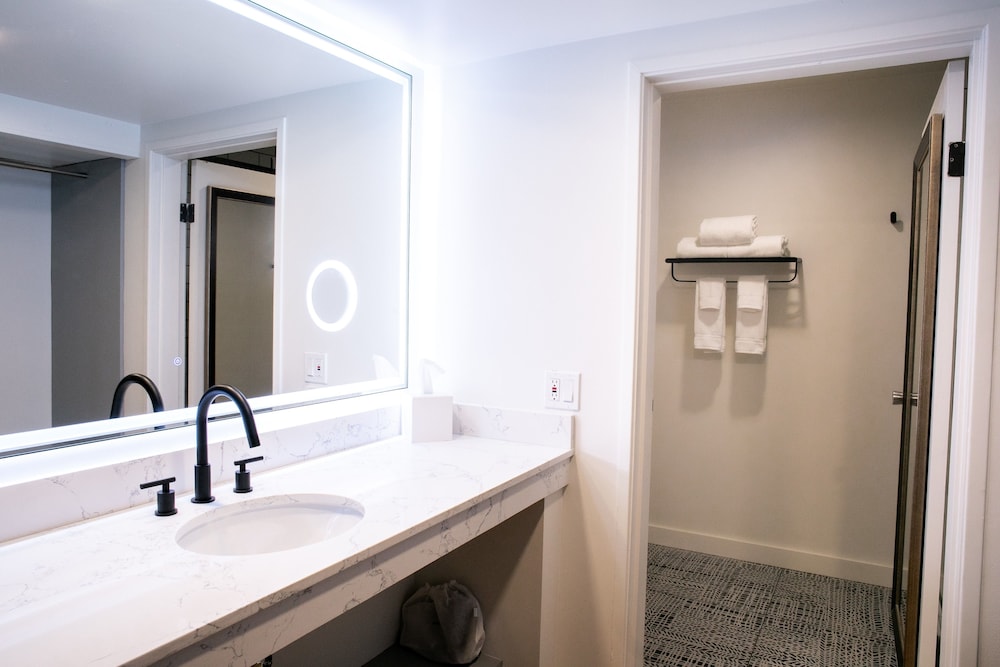 Vinland Hotel and Lounge - photo 39