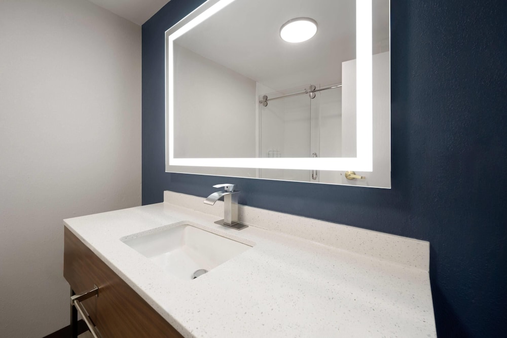 Wingate by Wyndham Dublin Near Claytor Lake State Park - photo 38