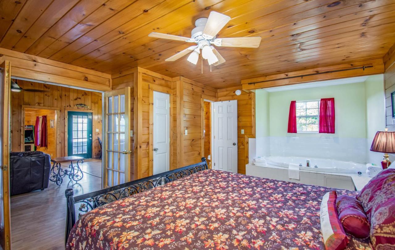 Ladybug Resort Romantic Cabin with Mountain Views Game Room Close To Dollywood - photo 12