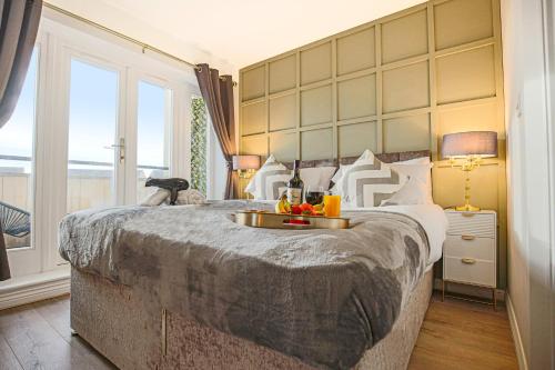 Luxury 5 Bedroom 3 Bathroom House with Smart TVs Super Fast Wifi Free Parking and Garden by Yoko Property — 4-Star Luxury Hotel in Milton Keynes, United Kingdom