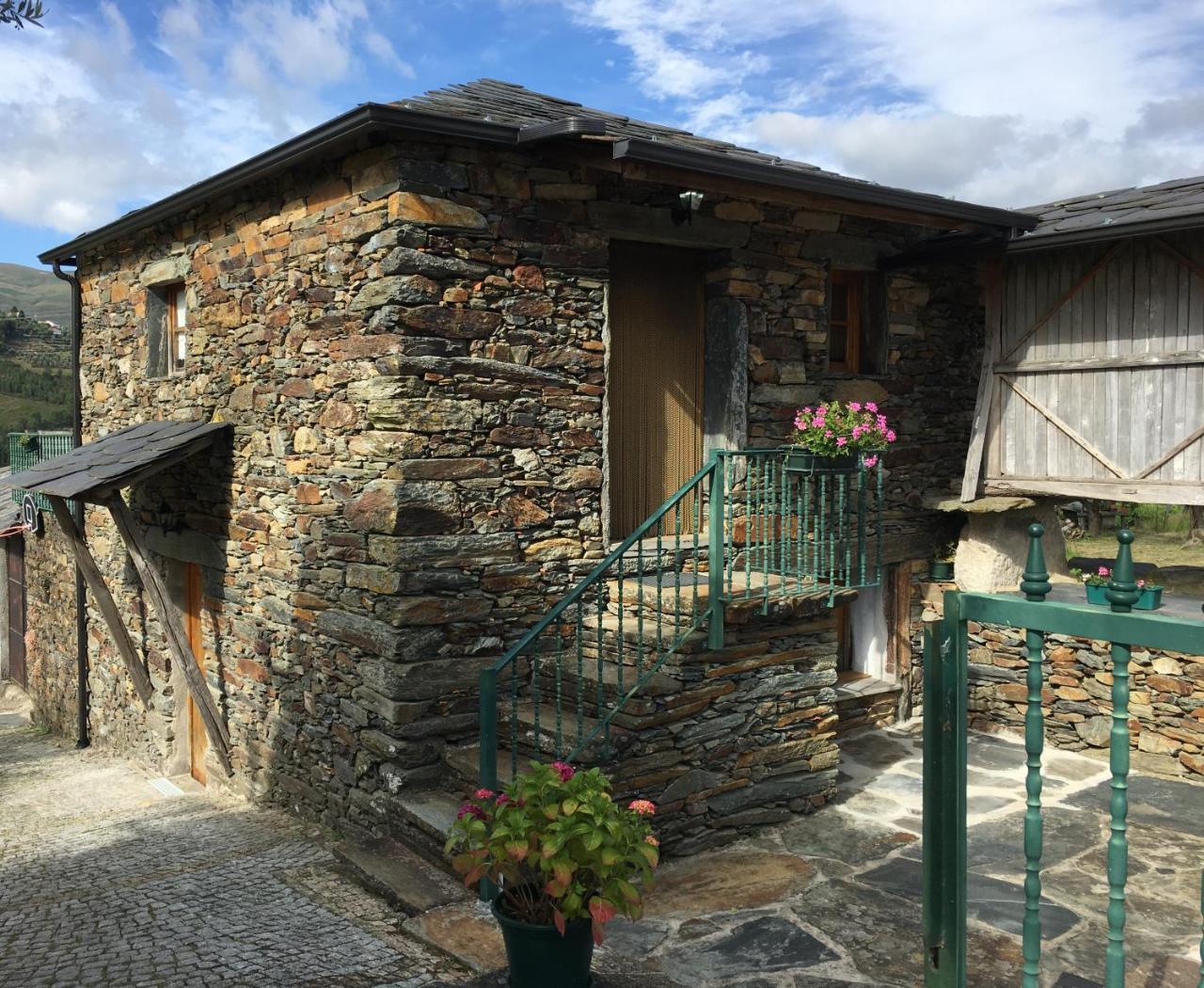 Palheiro Do Vale Do Paiva — hotel in Castro Daire