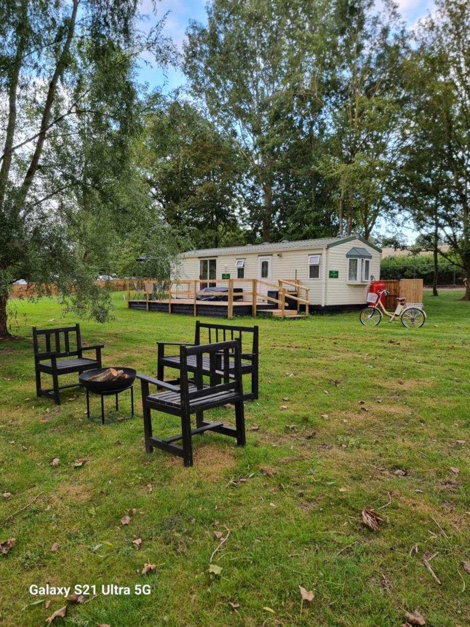 The Duck Free Fishing pets welcome static caravan in Clare Suffolk — hotel in Sudbury