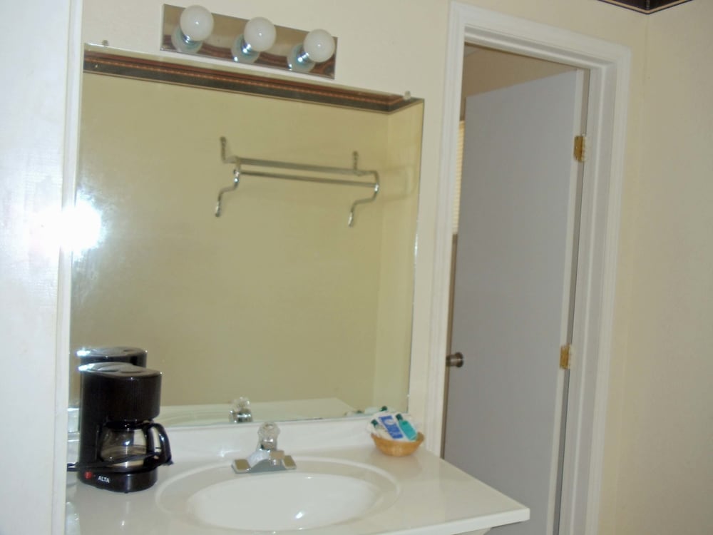 Antlers Budget Inn - photo 26