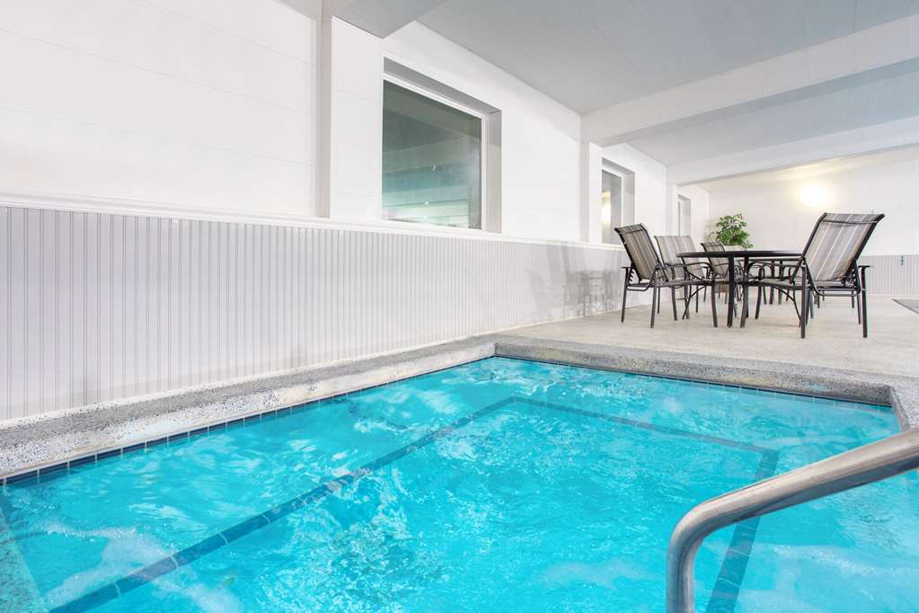 Days Inn by Wyndham Fond du Lac - photo 4