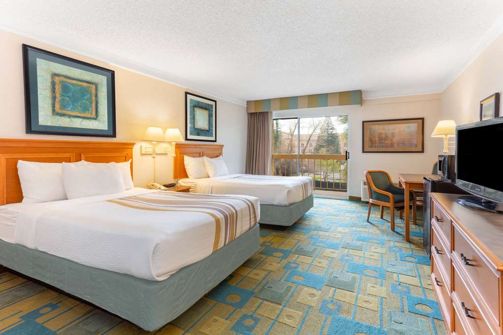 La Quinta Inn & Suites by Wyndham Redding - photo 15