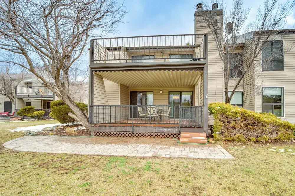 Deck & Golf Course Views: Munds Park Condo — 4-Star Luxury Hotel in Big Park, United States