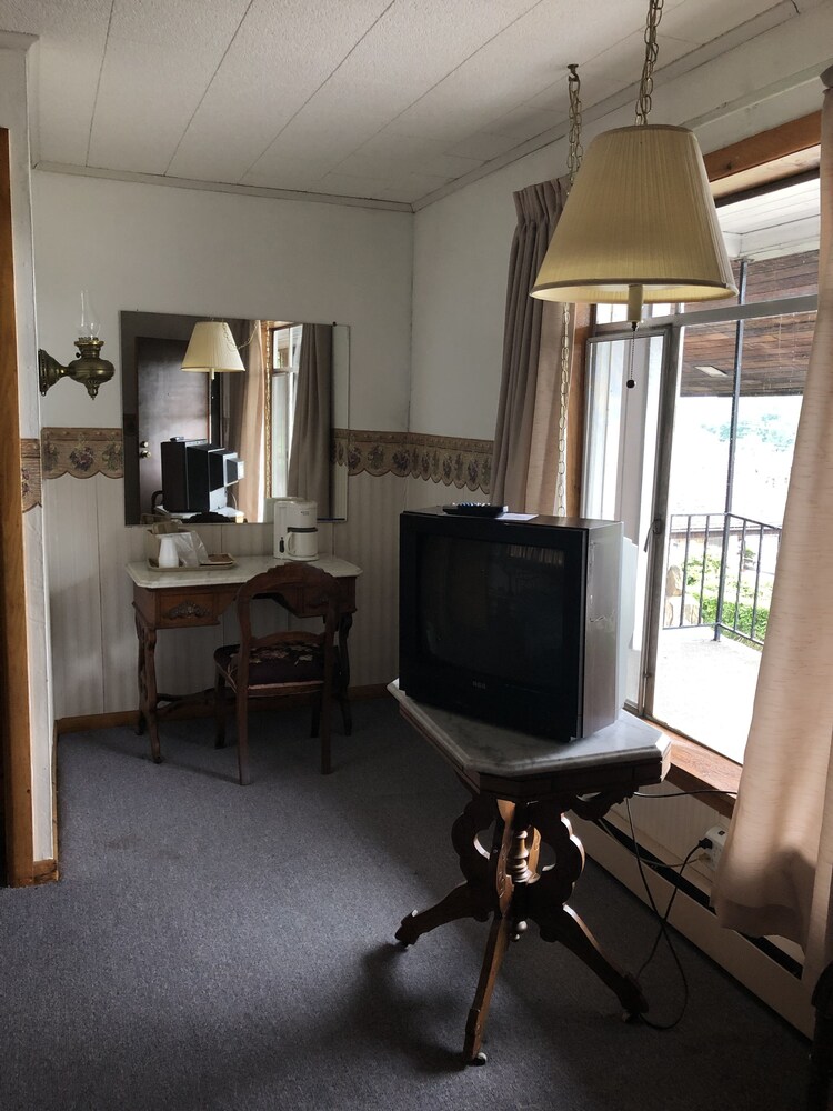 Gold Eagle Inn - photo 14