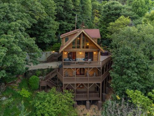 Dreamy Mountain Getaway Hot Tub Old Oak Lodge — 4-Star Luxury Hotel in Waynesville, United States