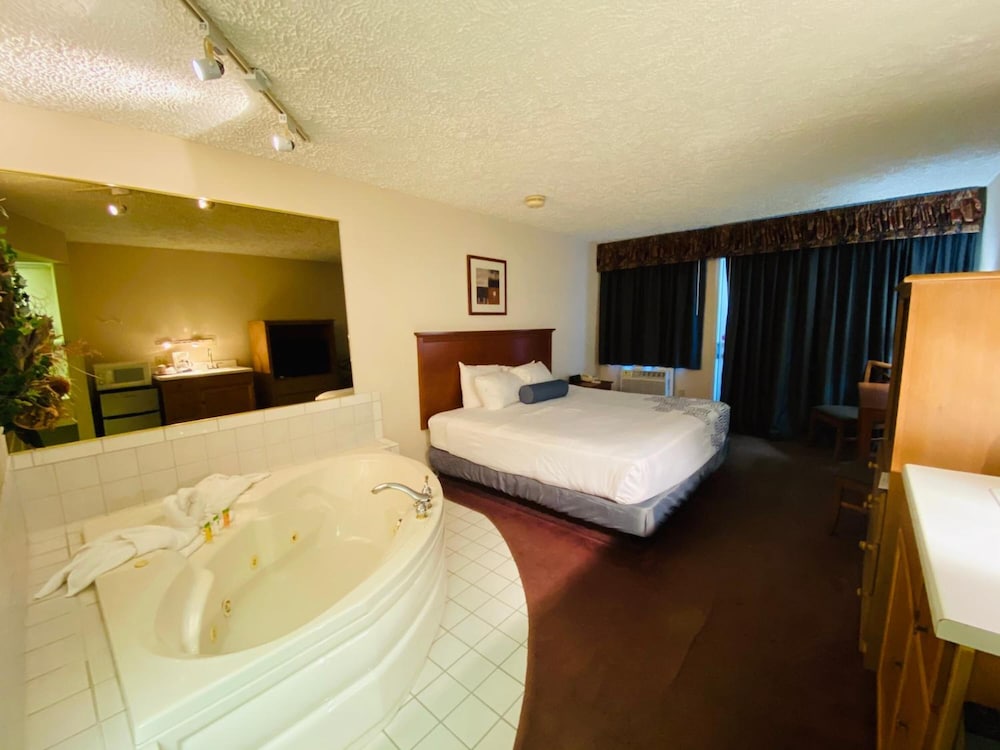 Fleetwood Inn & Suites - photo 16