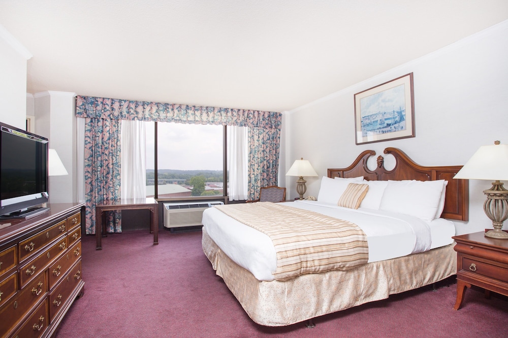 Ramada Hotel Conf Center By Wyndham Augusta Downtown — Augusta