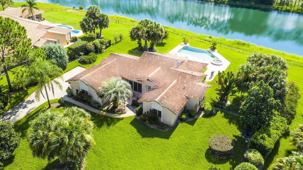 Swiss 61 Lake Denise Clermont in Clermont, United States