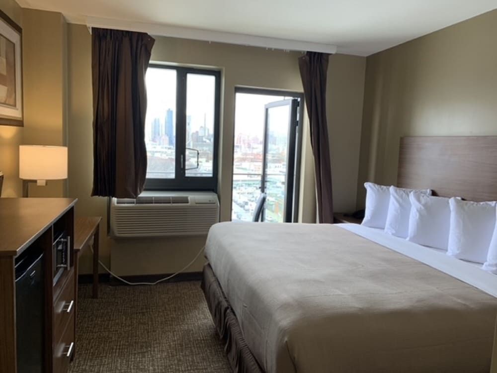 Astoria Delancy Inn and Suites - photo 8