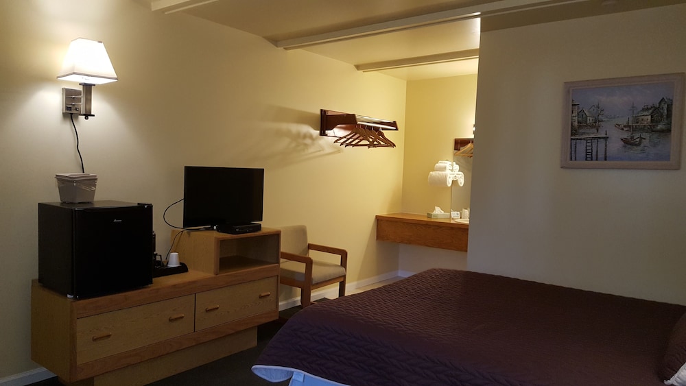 Captain's Quarters Motel - photo 13