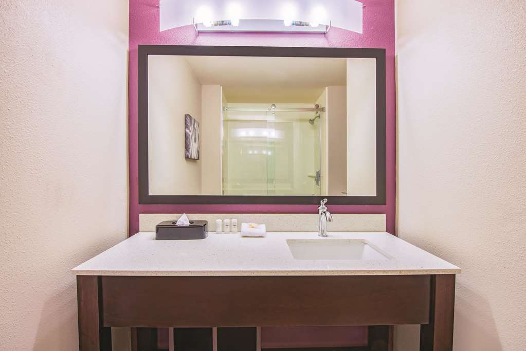 La Quinta Inn & Suites by Wyndham York - photo 10