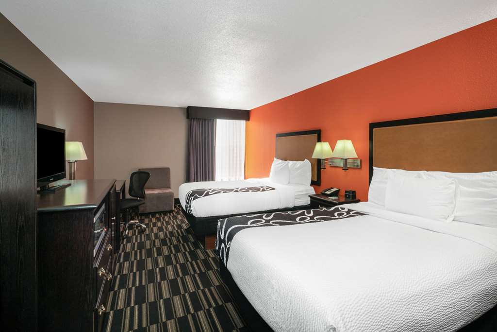 La Quinta Inn & Suites by Wyndham Memphis Airport Graceland - photo 23