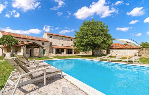 Stunning Home In Bicici With Sauna — 4-Star Luxury Hotel in Barban, Croatia