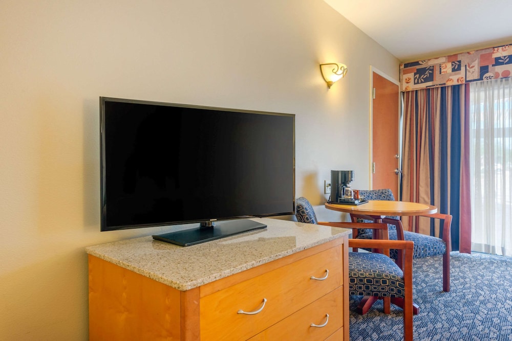 Clarion Inn Ormond Beach at Destination Daytona - photo 31