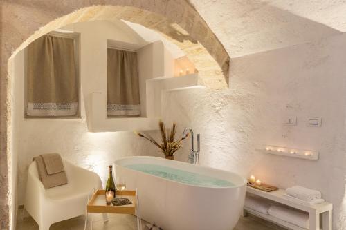 Bright Stone con Vasca Jacuzzi — 4-Star Luxury Hotel in Monopoli, Italy