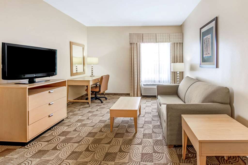 La Quinta Inn & Suites by Wyndham Tucumcari - photo 23