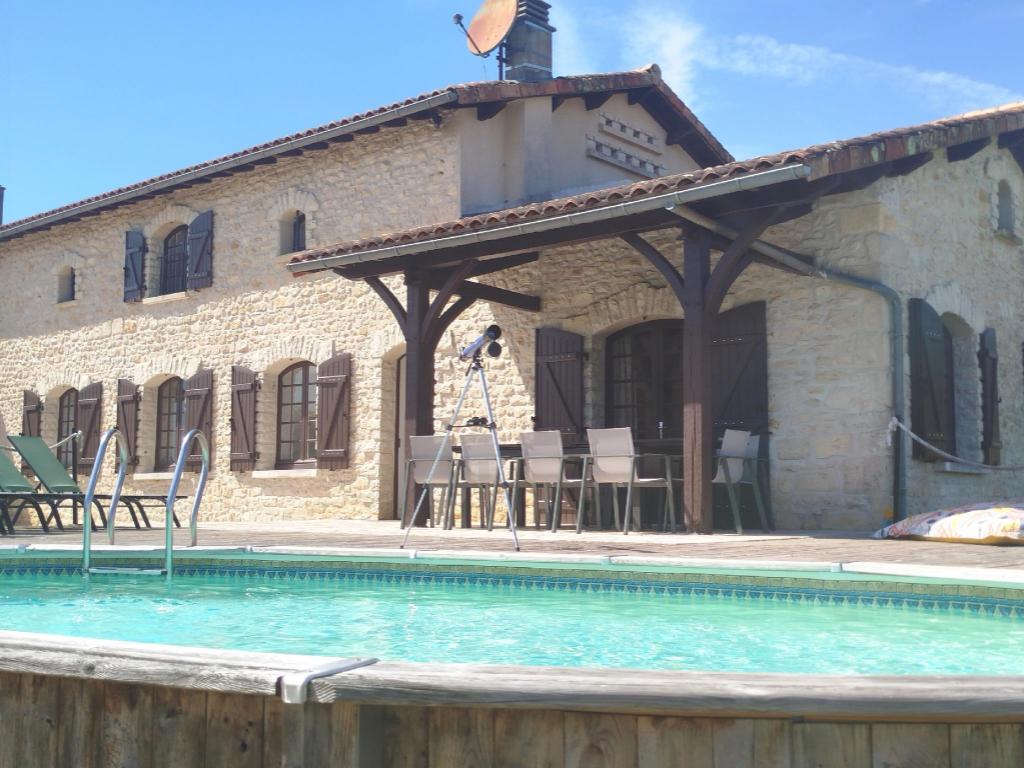 Gite Avec Piscine Chez Labaurie — Montbron — photo 2